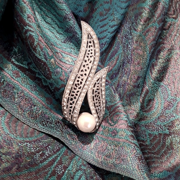 VTG JEWELS BY PARK LANE SILVER RHINESTONE FAUX PEARL LEAF BROOCH - Picture 2 of 3